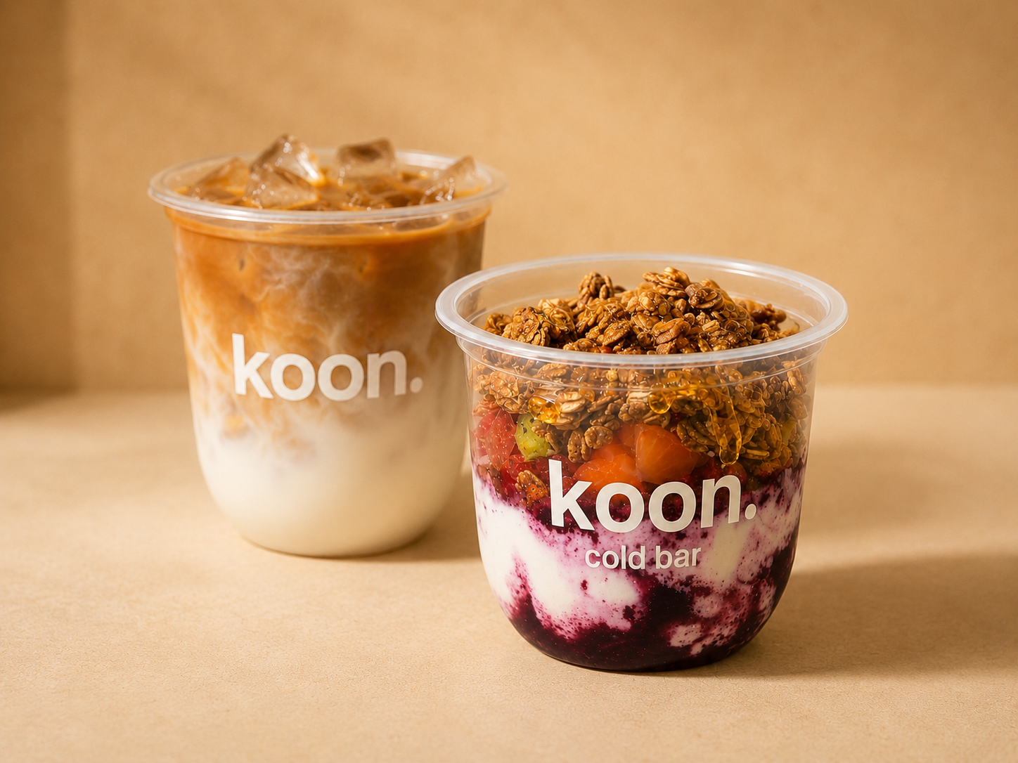 Cold Bar KOON — iced latte y parfait de yogurt con granola